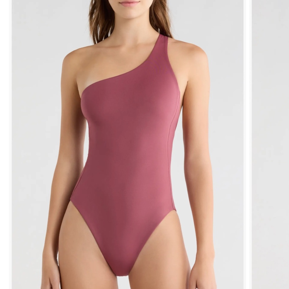 Left on Friday Shoreline One-Shoulder One-Piece
Swimsuit, SMALL